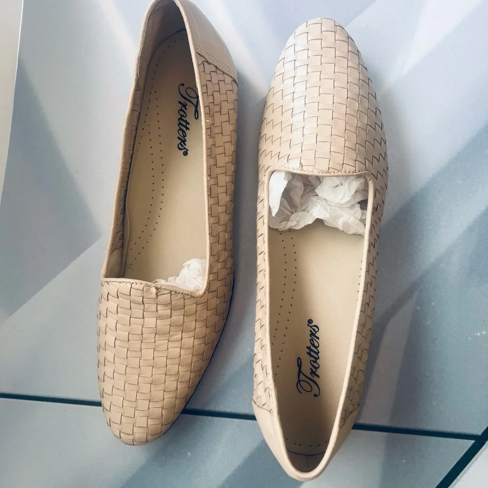 Trotters Women's Beige Woven Flats